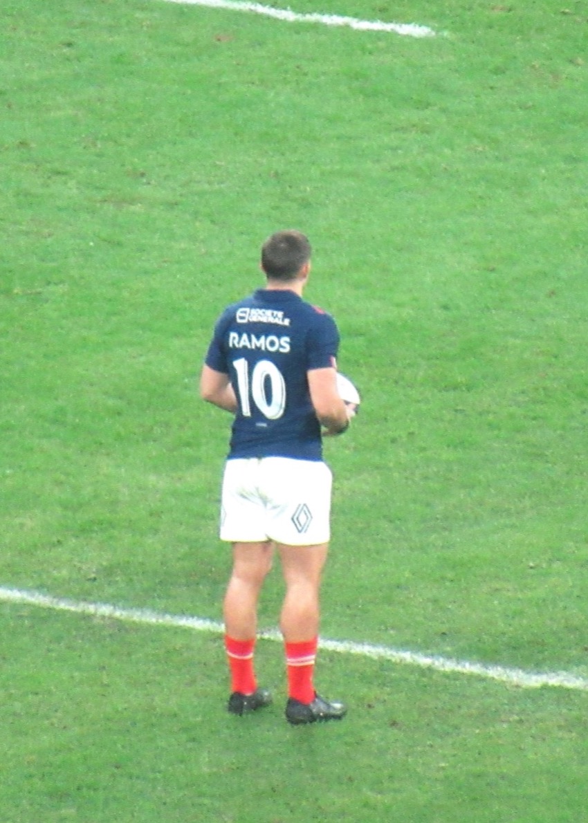Thomas Ramos de dos, maillot RAMOS 10, se concentrant avant un coup de pied